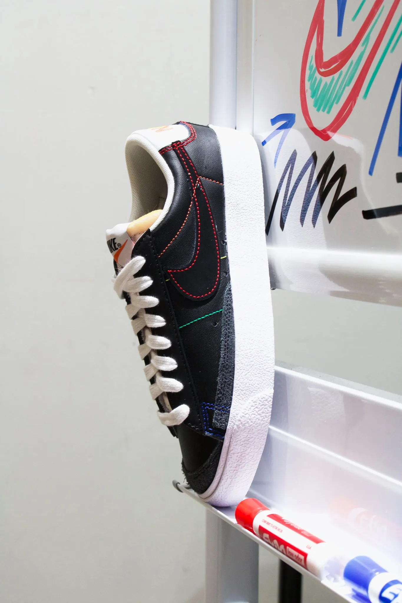 W NIKE BLAZER LOW ‘77 "BLACK/MULTI STITCH"